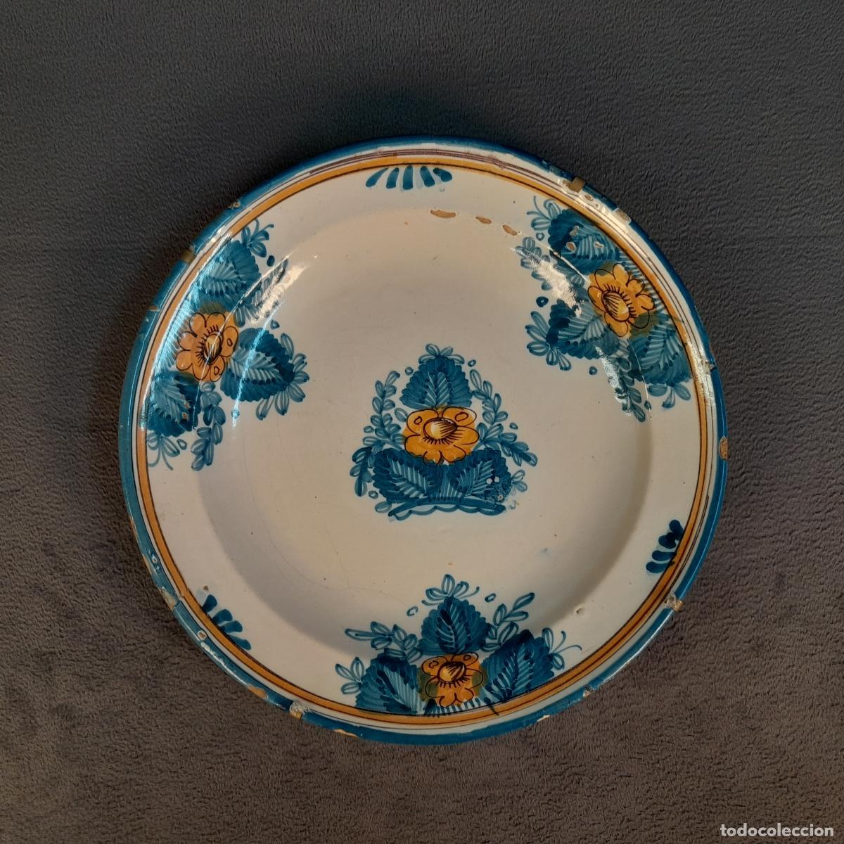 Antig&uuml;edades: PLATO DE CER&Aacute;MICA ESMALTADA CON MOTIVOS FLORALES. SIGLO XIX