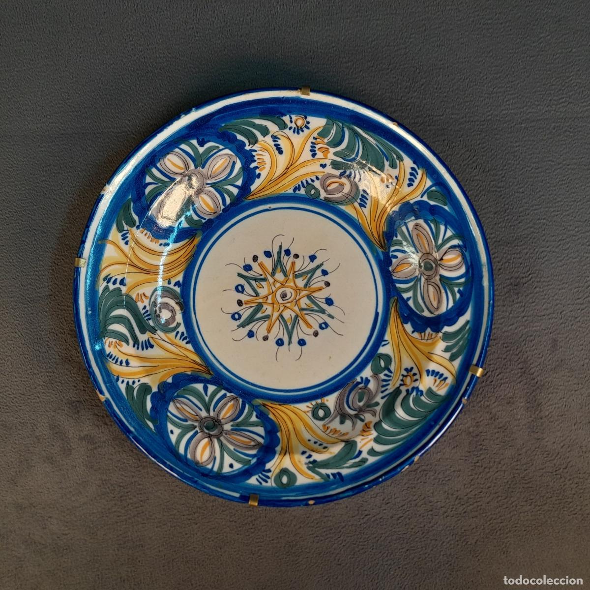 Antig&uuml;edades: PLATO DE CER&Aacute;MICA ESMALTADA CON DECORACI&Oacute;N POLICROMA EN AZUL, AMARILLO Y VERDE. SIGLO XIX