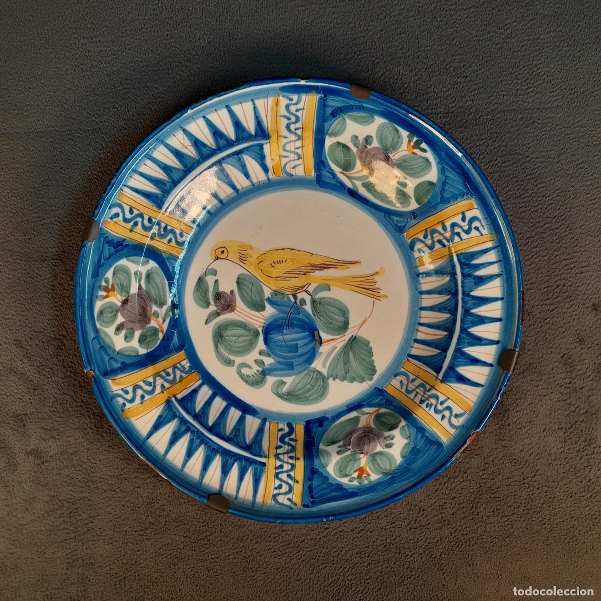 Antig&uuml;edades: PLATO DE CER&Aacute;MICA ESMALTADA CON DECORACI&Oacute;N POLICROMA Y MOTIVO DE AVE. SIGLO XIX
