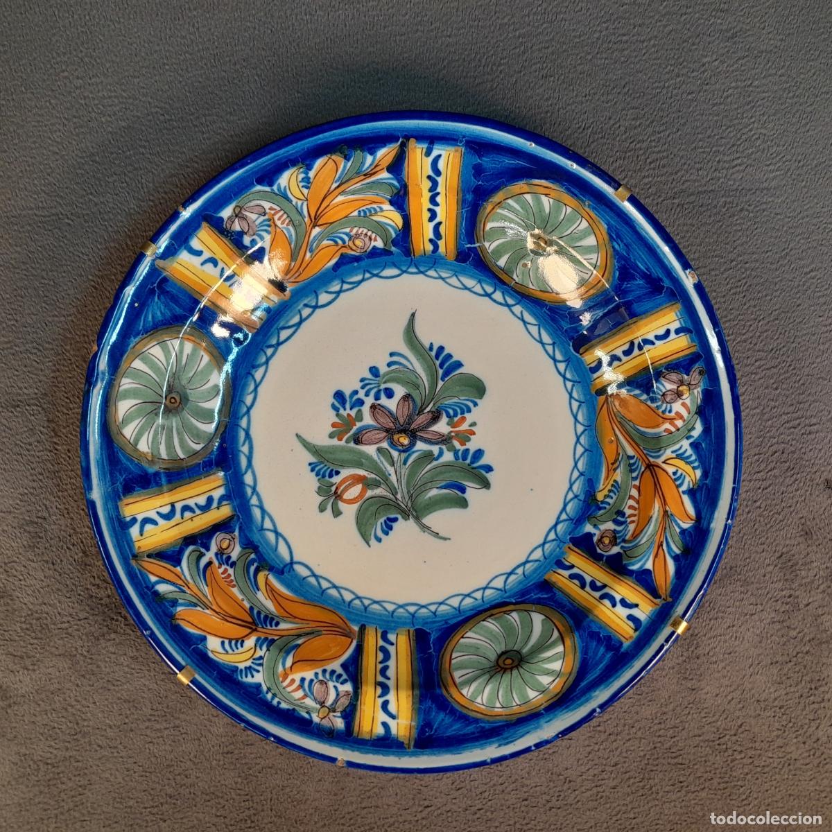 Antig&uuml;edades: PLATO DE CER&Aacute;MICA ESMALTADA CON DECORACI&Oacute;N POLICROMA EN AZUL, AMARILLO Y VERDE. SIGLO XIX