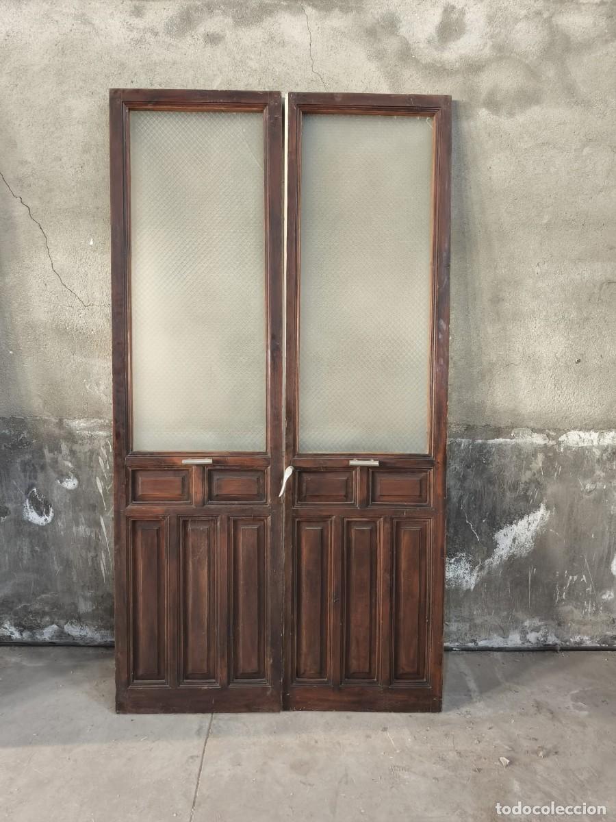 Antig&uuml;edades: Antigua puerta doble de madera con cristales texturizados y cuarterones