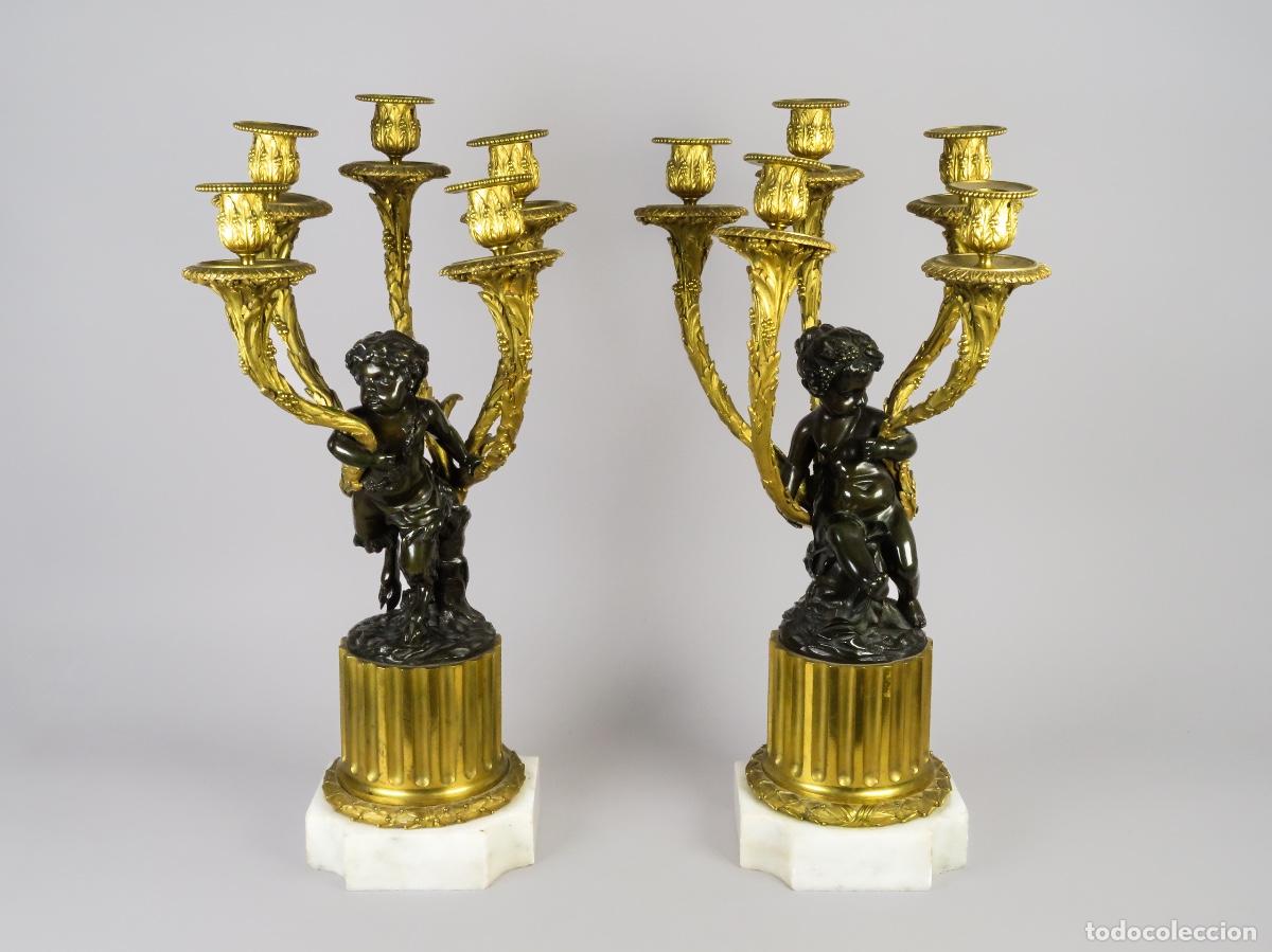 Antig&uuml;edades: Pareja candelabros bronce dorado y pavonado sobre m&aacute;rmol blanco Francia siglo XIX