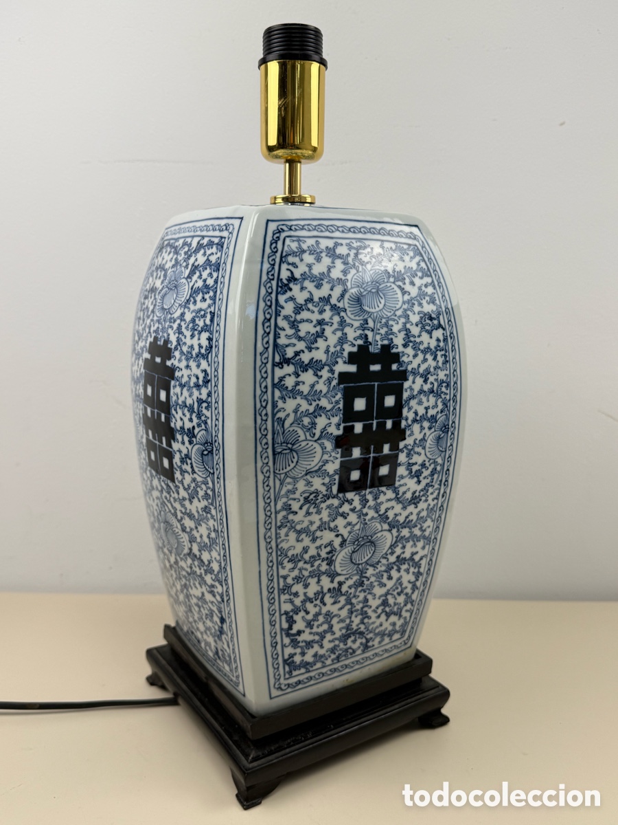 Antig&uuml;edades: Jarr&oacute;n chino en porcelana blanca y tonos cobalto hecha l&aacute;mpara. Siglo XX