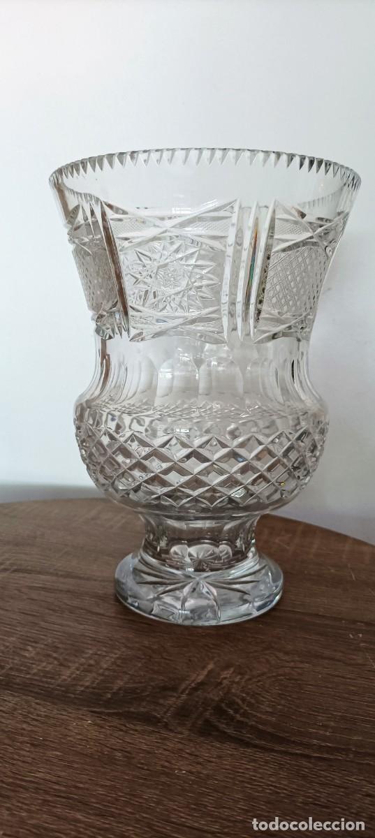 Antig&uuml;edades: jarr&oacute;n florero vintage de cristal transparente tallado, con forma de copa