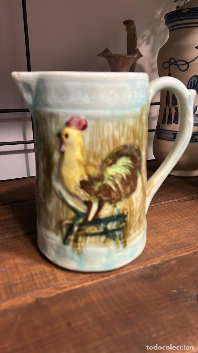 Antig&uuml;edades: JARRA ANTIGUA DE MANISES EN RELIEVE CON GALLO Y FLOR