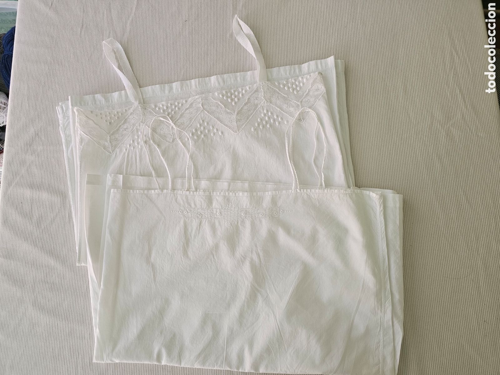 Antig&uuml;edades: Dos camisetas interiores de mujer antiguas. Hilo y encaje. Art dec&oacute;