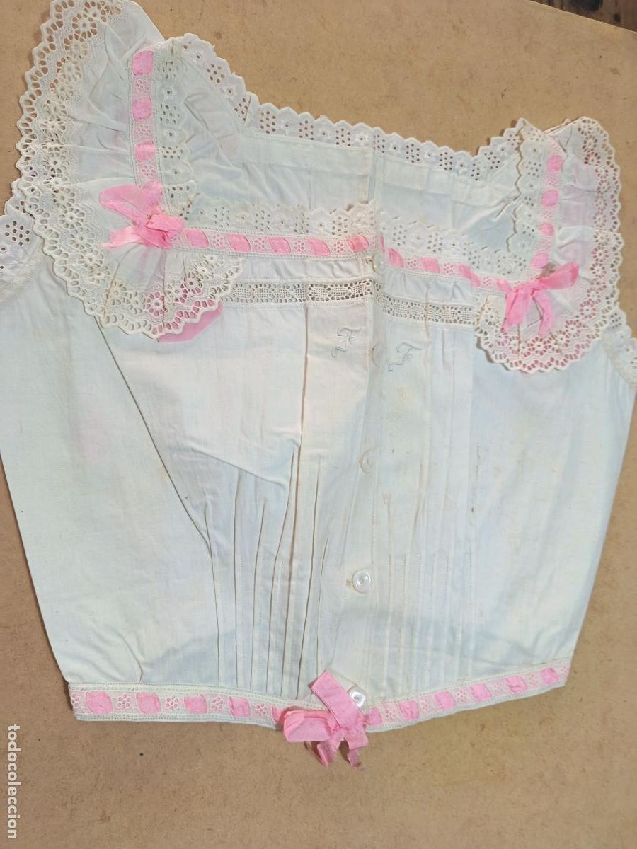 Antig&uuml;edades: ANTIGUA BLUSA CON BORDADOS. 44 CM LONG. INICIAL BORDADA.