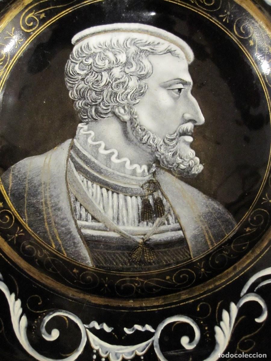Antig&uuml;edades: ESMALTE DE LIMOGES: GRAN PLATO EN GRISALLA CON RETRATO DEL EMPERADOR CARLOS V S. 18-19