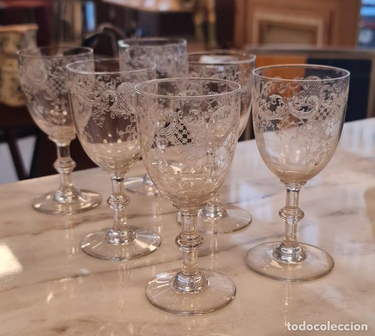 Antig&uuml;edades: Seis copas de vino de cristal franc&eacute;s grabado al &aacute;cido, c. 1900, 13 cm. Motivo de encaje rococ&oacute;.