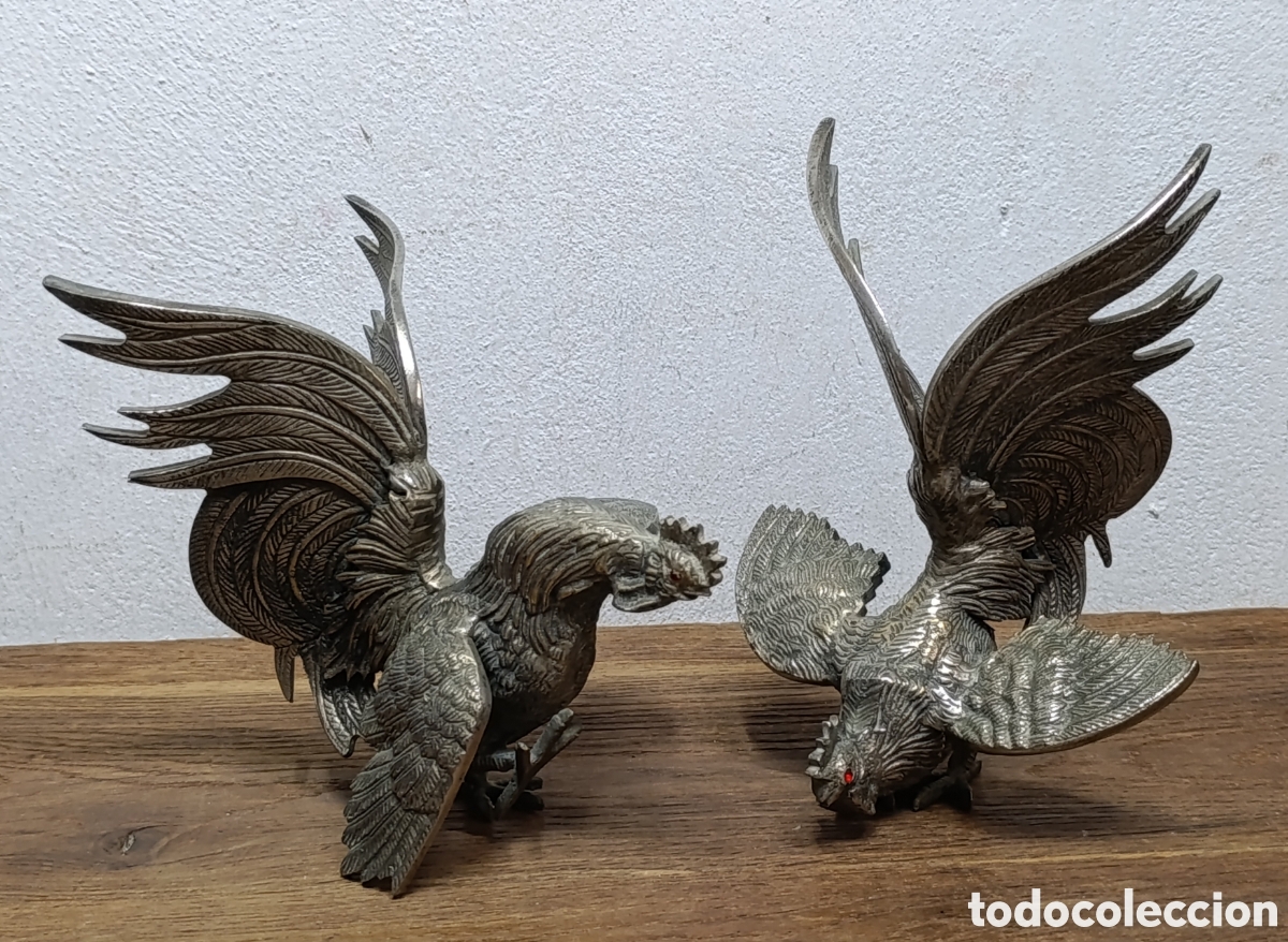 Antig&uuml;edades: ANTIGUA PAREJA DE GALLOS DE PELEA EN METAL PLATEADO