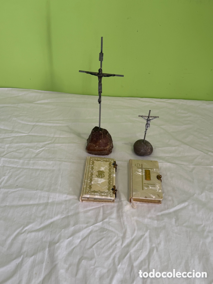 Antig&uuml;edades: Lote religioso antiguo &ndash; 2 crucifijos y 2 misales de Primera Comuni&oacute;n
