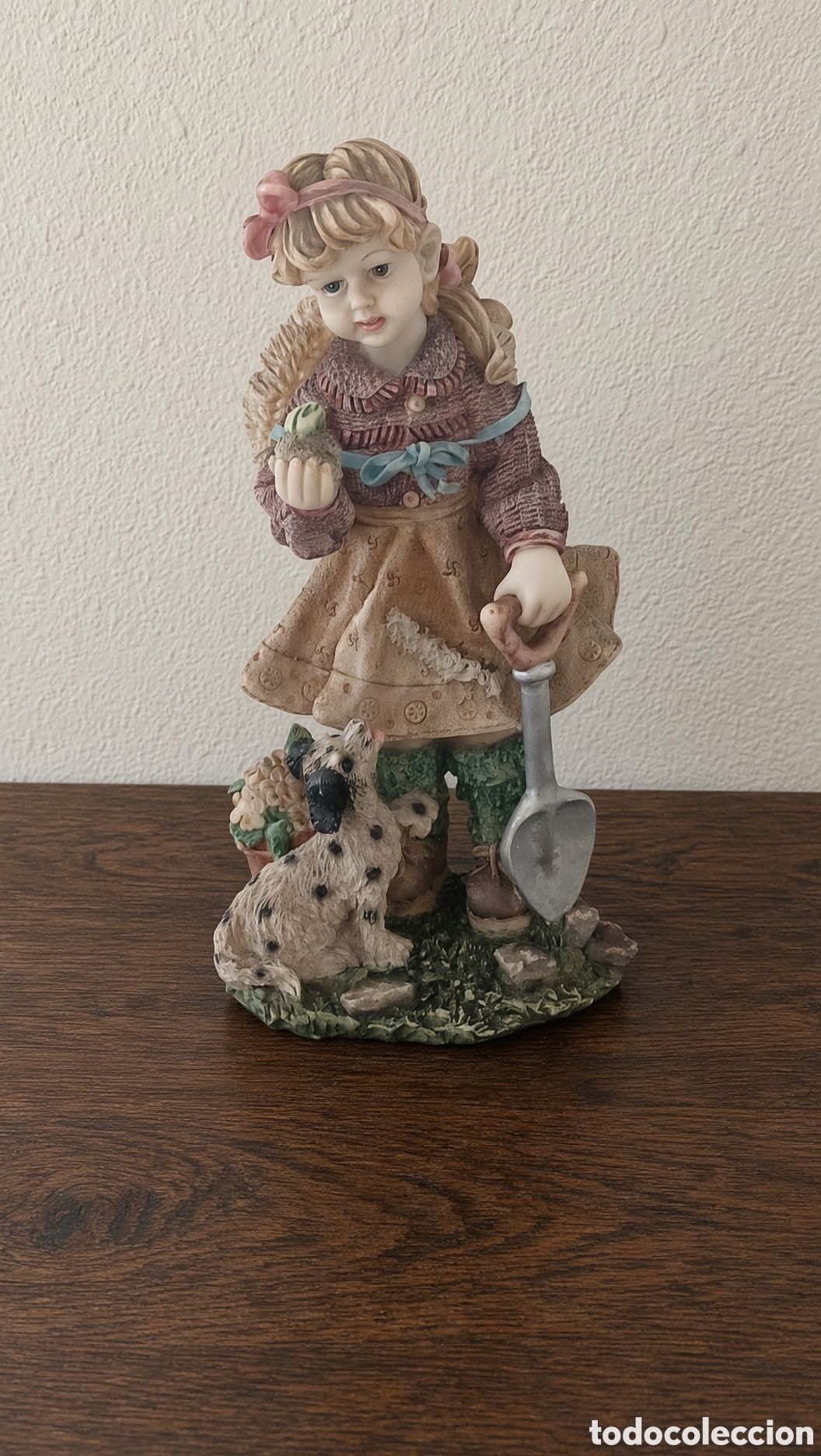 Antig&uuml;edades: Antigua Figura decorativa de una ni&ntilde;a con su perro y una pala