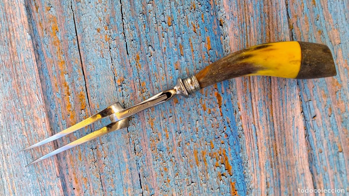 Antig&uuml;edades: Antiguo Tenedor de Trinchar Carnes en Acero y Mango de Asta / Cuerno &ndash; Estilo Cl&aacute;sico (27 cm)