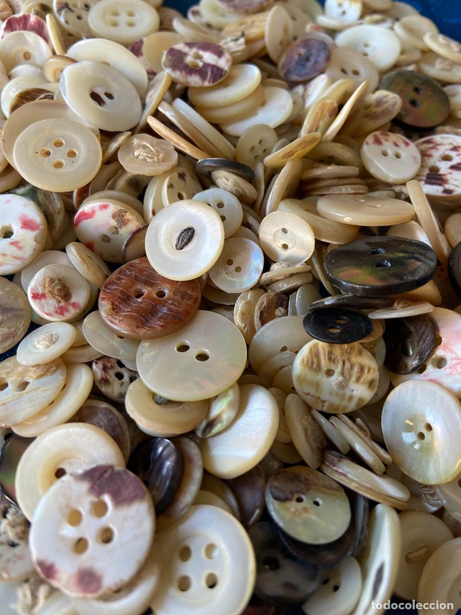 Antig&uuml;edades: M&Aacute;S DE 450 BOTONES ANTIGUOS DE NACAR PEQUE&Ntilde;OS USADOS