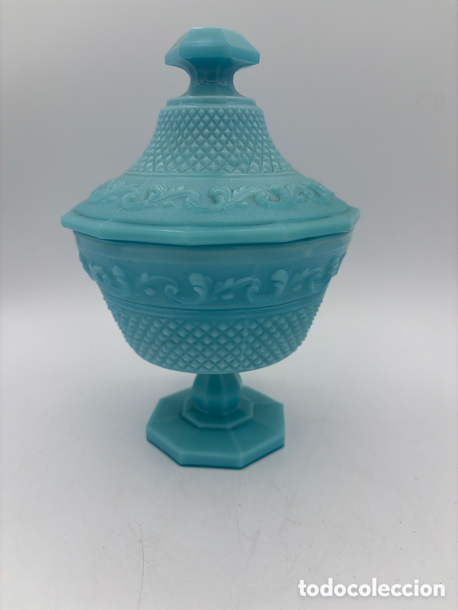 Antig&uuml;edades: Bombonera o compotera de cristal opalino azul turquesa