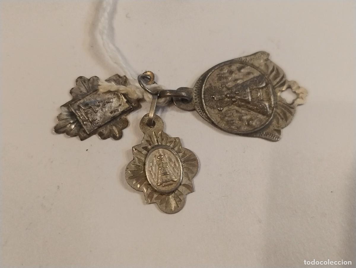 Antig&uuml;edades: Lote de 3 antiguas medallas de Nuestra Se&ntilde;ora de Montserrat. La mas grande 2,50 x 2 cm
