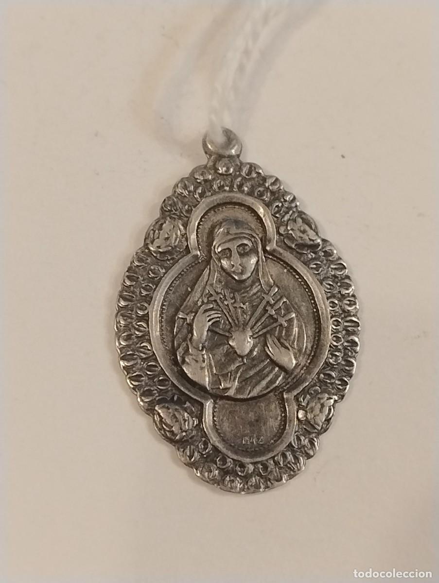 Antig&uuml;edades: Preciosa medalla antigua de Nuestra Se&ntilde;ora de los Dolores. 3 x 2 cm