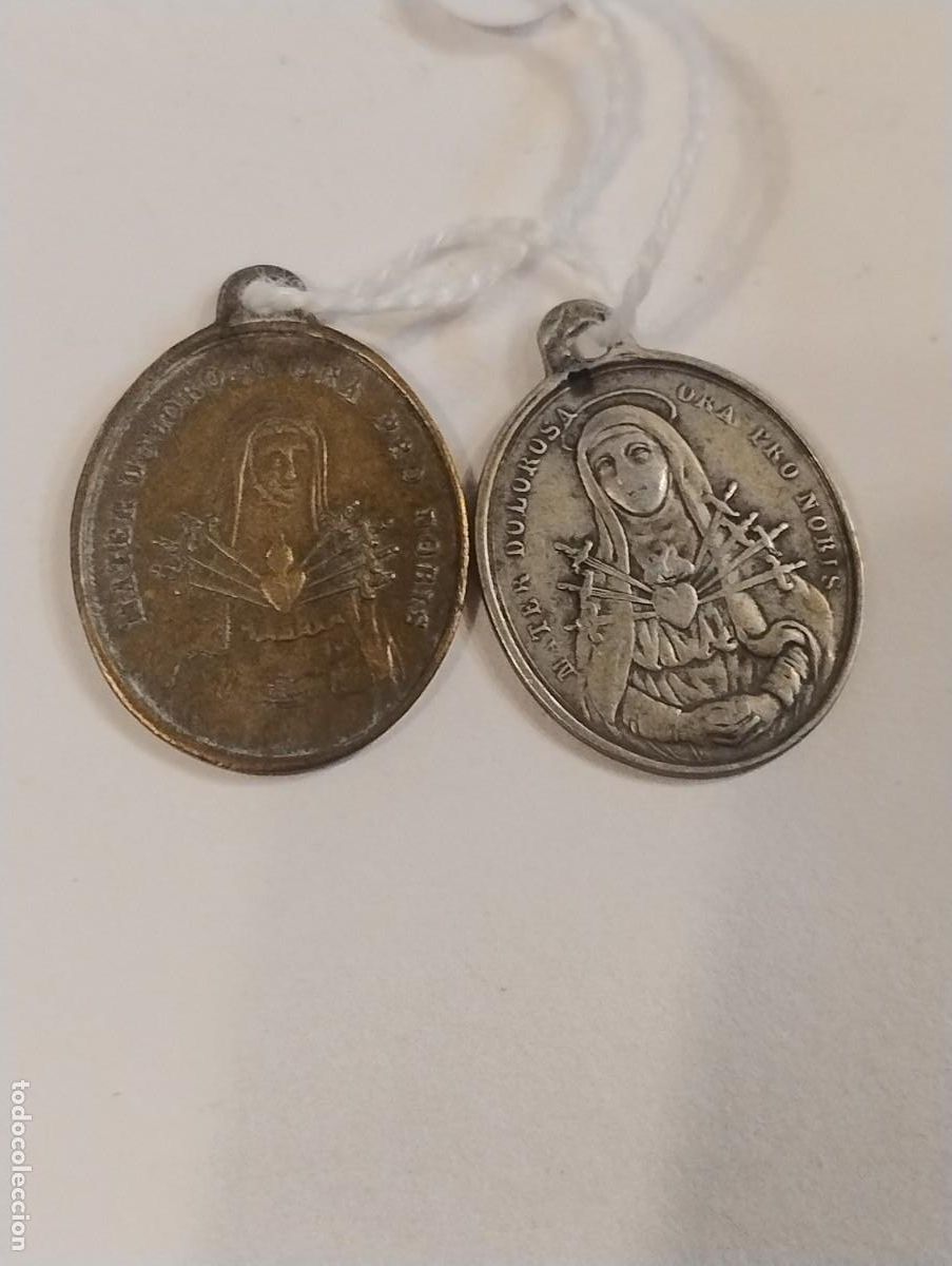 Antig&uuml;edades: Lote de 2 medallas antiguas de Nuestra Se&ntilde;ora de los Dolores y Cristo crucificado . 2,50 x 2 cm