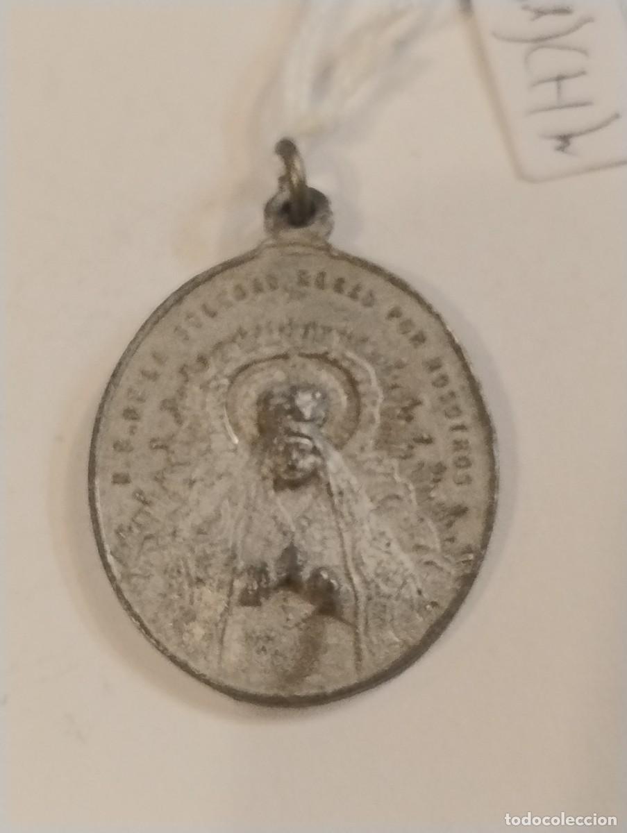 Antig&uuml;edades: Preciosa medalla antigua de Nuestra Se&ntilde;ora de la Soledad. 3 x 3,50 cm