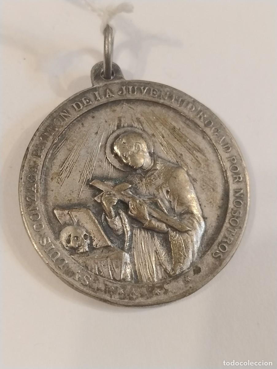 Antiques: Antigua medalla con relieve de San Luis Gonzaga y la Virgen 4 cm de di&aacute;metro.