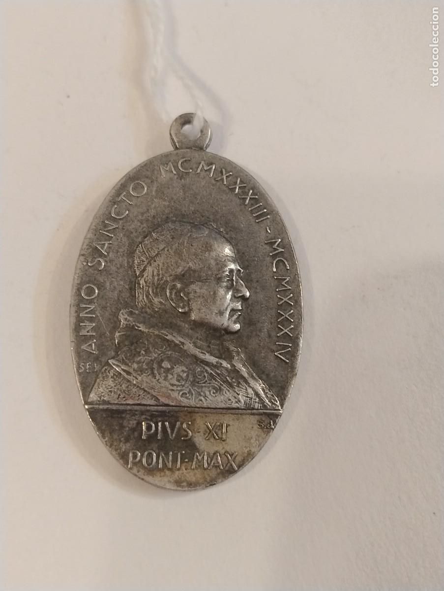 Antiques: Antigua medalla con relieve Papa Pio XI y San Juan Bosco. Unos 2,50 x 4 cm