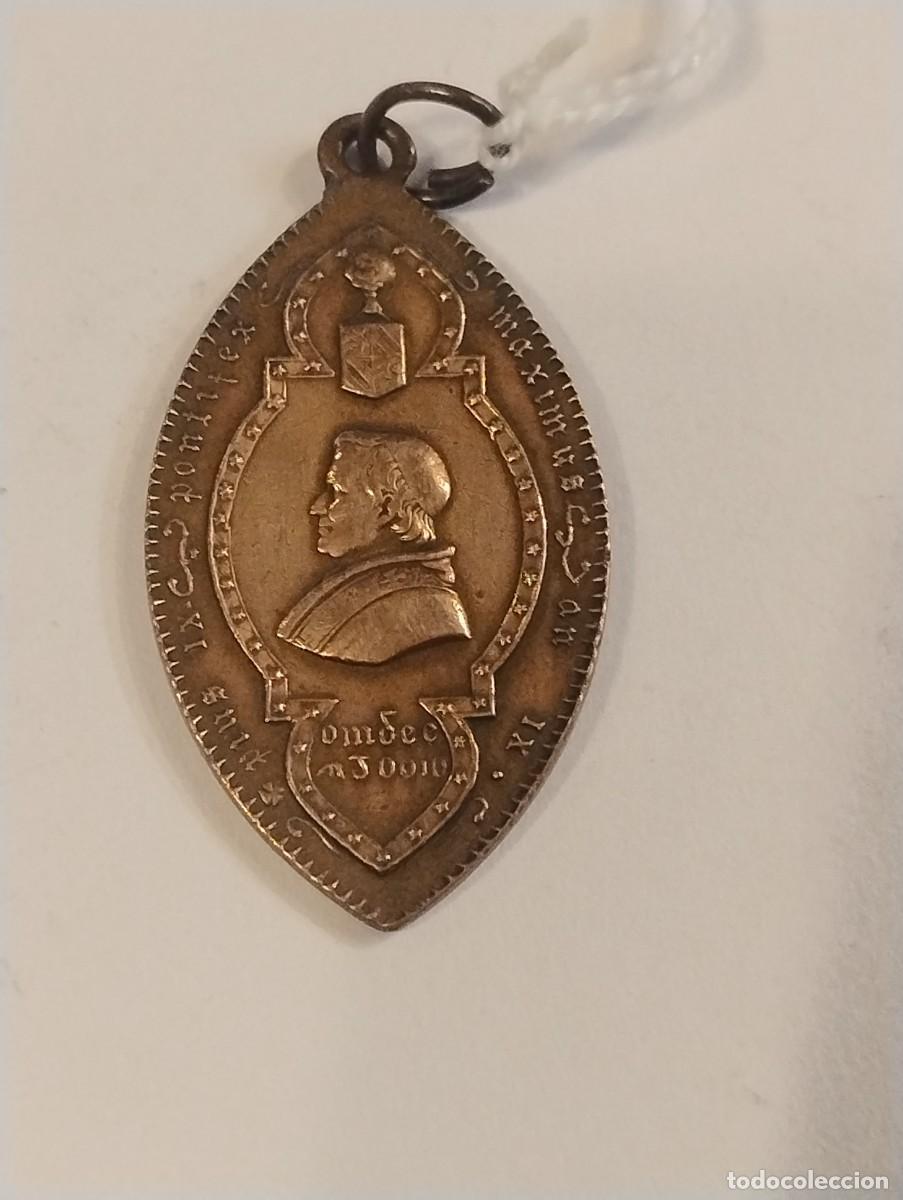 Antig&uuml;edades: Antigua medalla en relieve del Papa Pio IX y el Sagrado Coraz&oacute;n de Jes&uacute;s. 4,50 x 2,50 cm