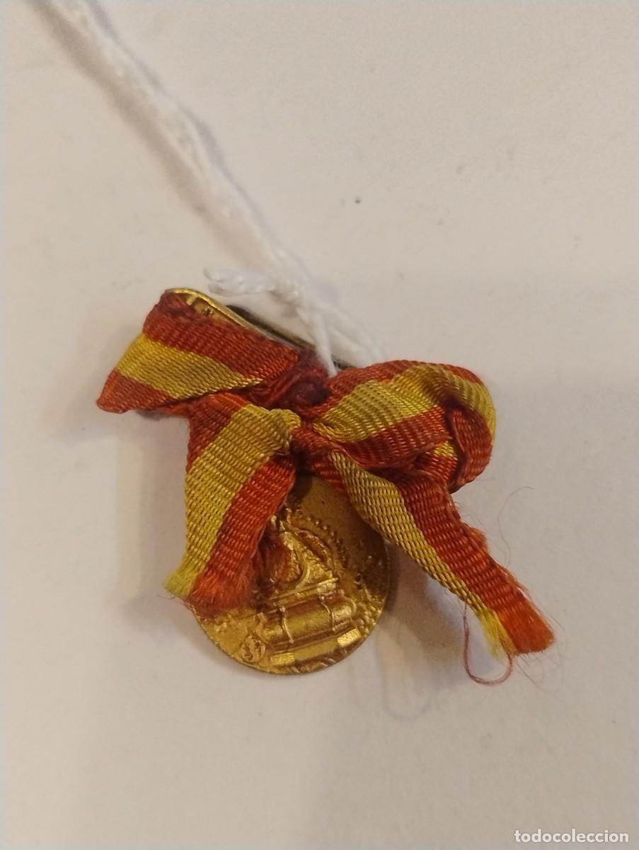 Antig&uuml;edades: Bonita medalla de Nuestra Se&ntilde;ora de la Cabeza con banderita de Espa&ntilde;a. 1,50 cm de di&aacute;metro