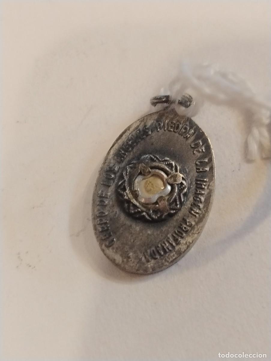 Antig&uuml;edades: Curiosa medalla con reliquia del Cerro de los &Aacute;ngeles profanado. 2 x 1,50 cm