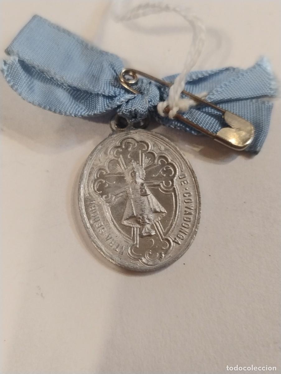 Antig&uuml;edades: Curiosa medalla de la Virgen de Covadonga y el Sagrado Coraz&oacute;n de Jes&uacute;s. 2,50 x 2 cm