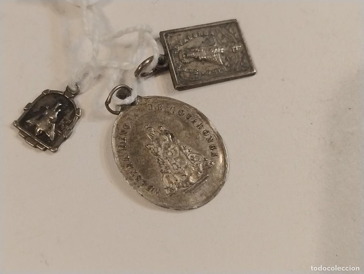 Antig&uuml;edades: 3 medallas de la Virgen de Covadonga . La mas grande mide unos 2 cm