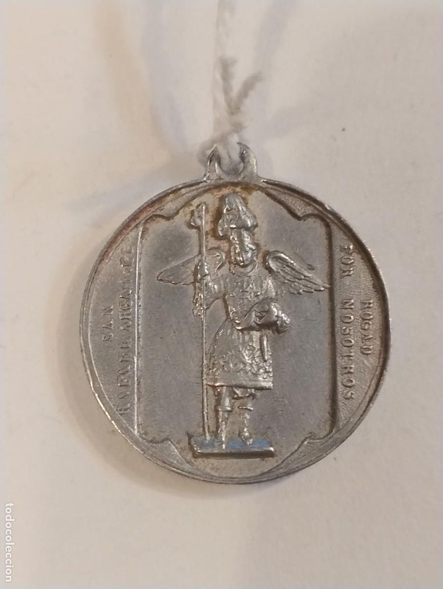 Antig&uuml;edades: Curiosa medalla en relieve de San Rafael y San Juan de Dios. Unos 2,50 cm de di&aacute;metro.