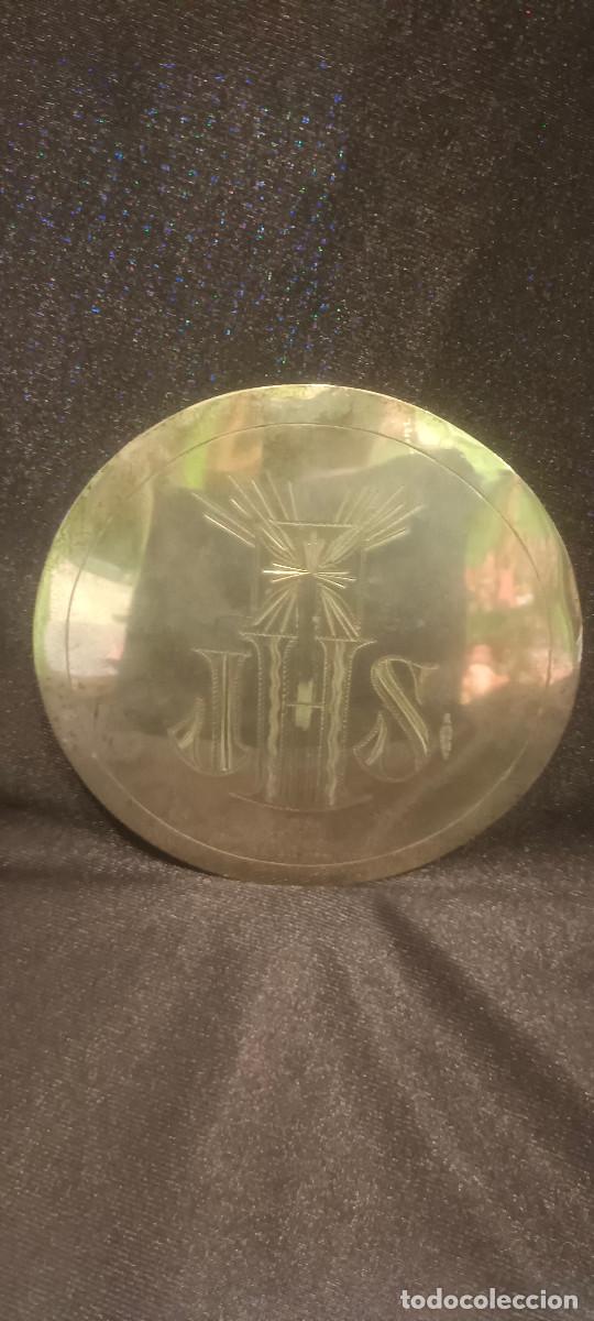 Antig&uuml;edades: PATENA DE PLATA CON INSCRIPCION IHS INCISO EN C&Iacute;RCULO CENTRAL.