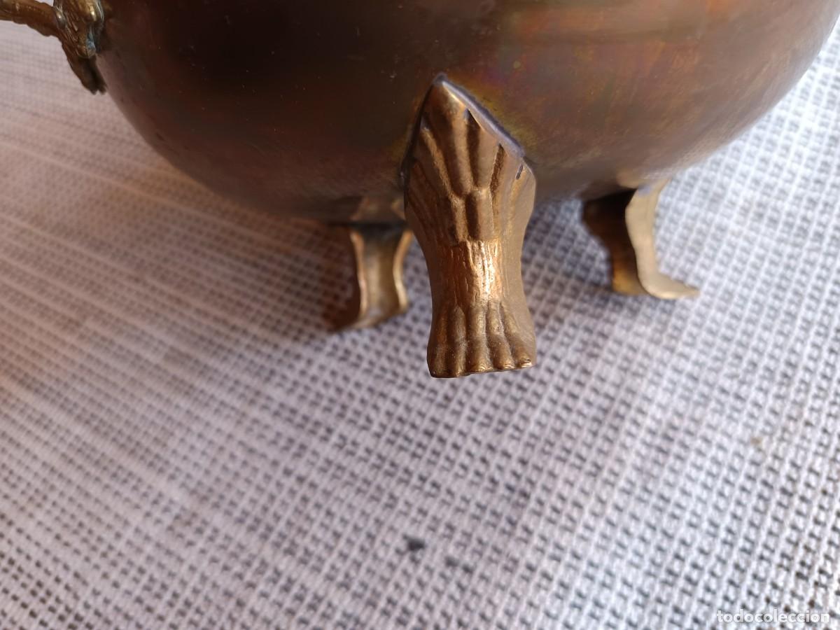 Antig&uuml;edades: Antiguo macetero o cubre macetas de lat&oacute;n - Foto 2