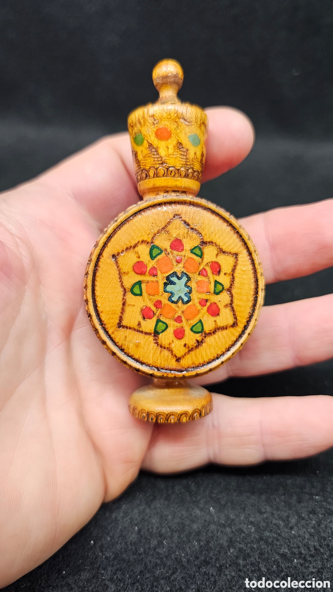 Antig&uuml;edades: frasco de perfume o aceite de rosas de madera pintada a mano originario de Bulgaria