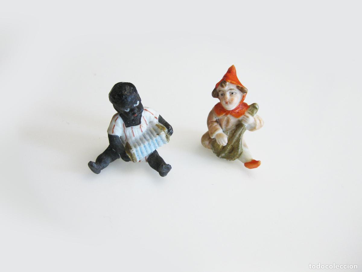 Antig&uuml;edades: PAREJA DE FIGURAS DE BISCUIT EN MINIATURA DE NI&Ntilde;OS TOCANDO LA GUITARRA Y ACORDE&Oacute;N.