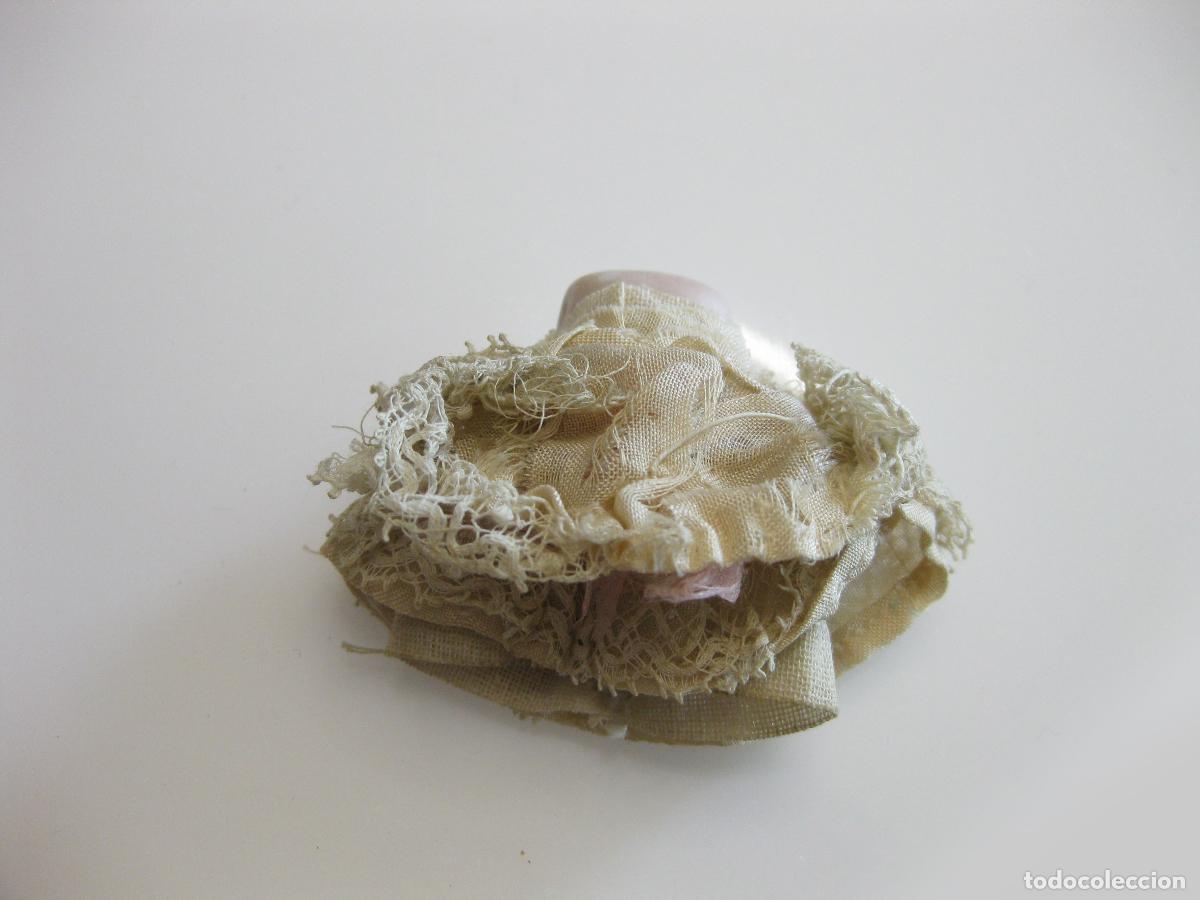 Antig&uuml;edades: CUERPO DE UNA MU&Ntilde;ECA DE BISCUIT EN MINIATURA CON VESTIDO