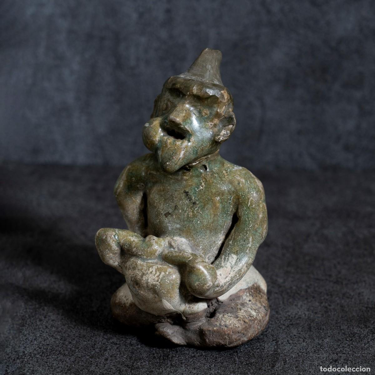 Antig&uuml;edades: Figura Celad&oacute;n Sawankhalok de Tamborilero Arrodillado, Siglos XIV-XV, Tailandia