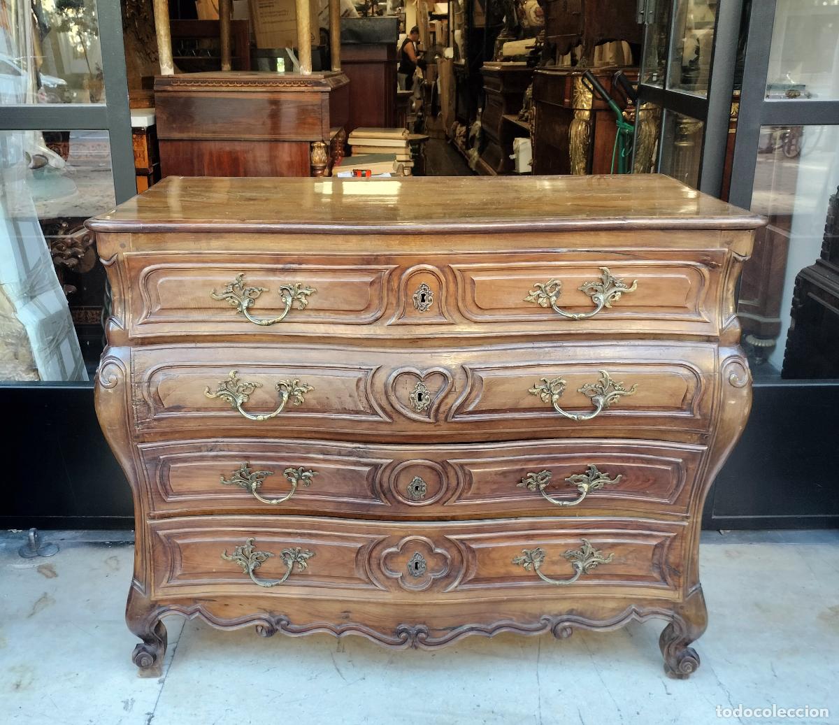 Antig&uuml;edades: C&Oacute;MODA DE ESTILO PROVENZAL O DE TERRUELLA. NOGAL Y APLIQUES DE BRONZE. FRANCIA O ESPA&Ntilde;A. XVIII.