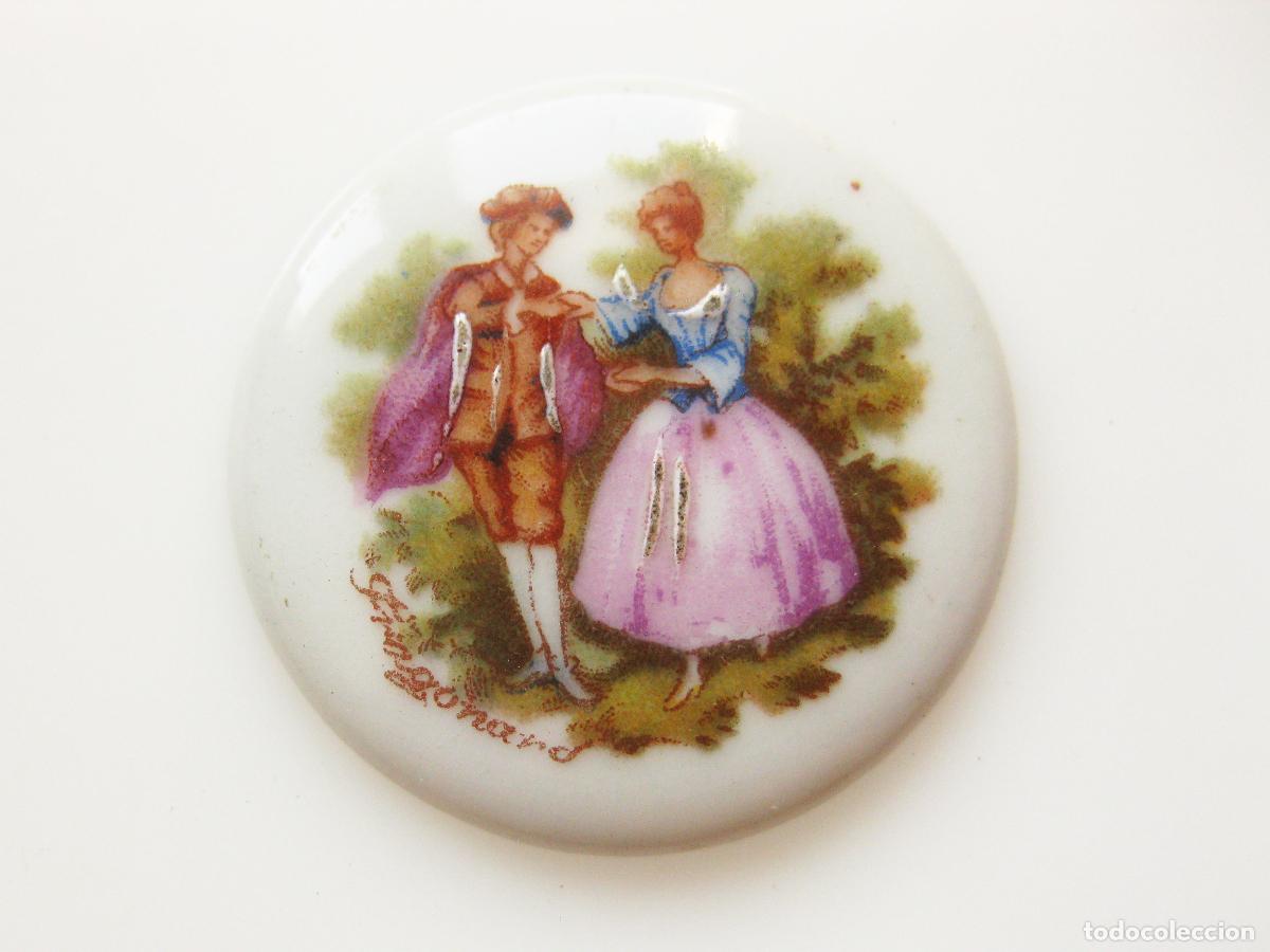 Antig&uuml;edades: ANTIGUO ADORNO CON ESCENA ROM&Aacute;NTICA SOBRE CER&Aacute;MICA DE LIMOGES. FRAGONARD