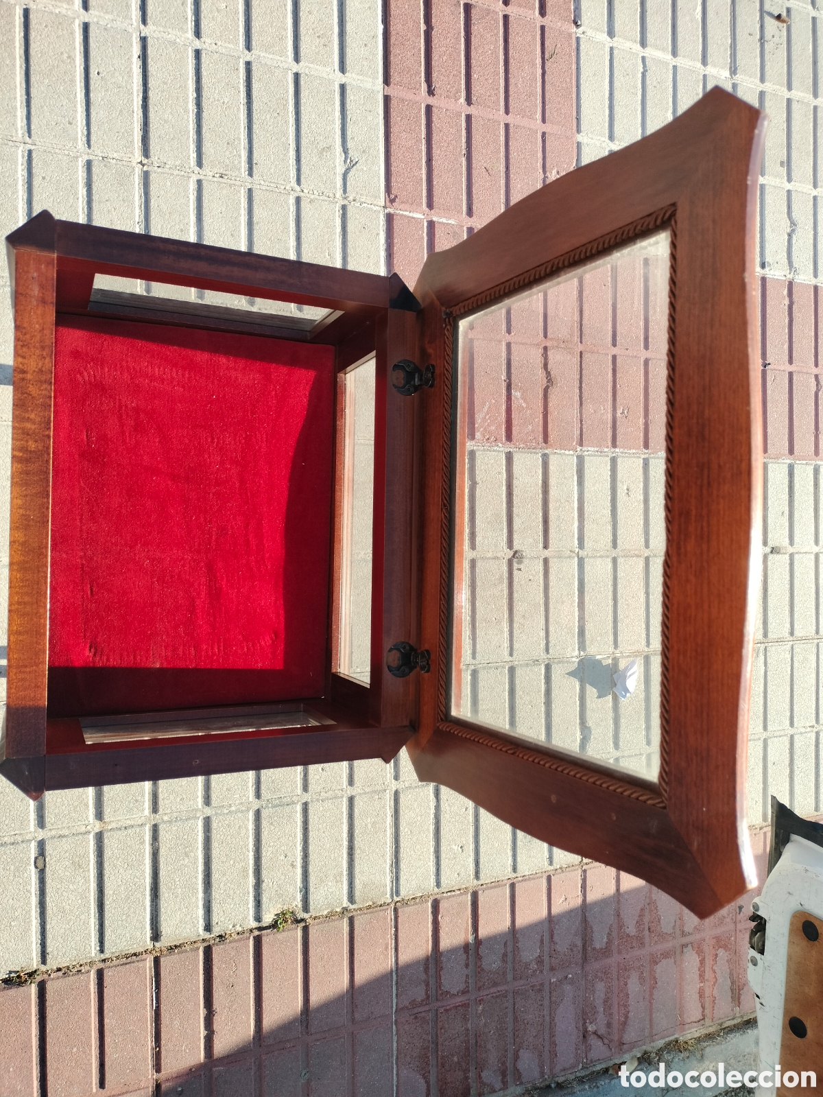 Antig&uuml;edades: mesa vitrina expositora de madera - Foto 3