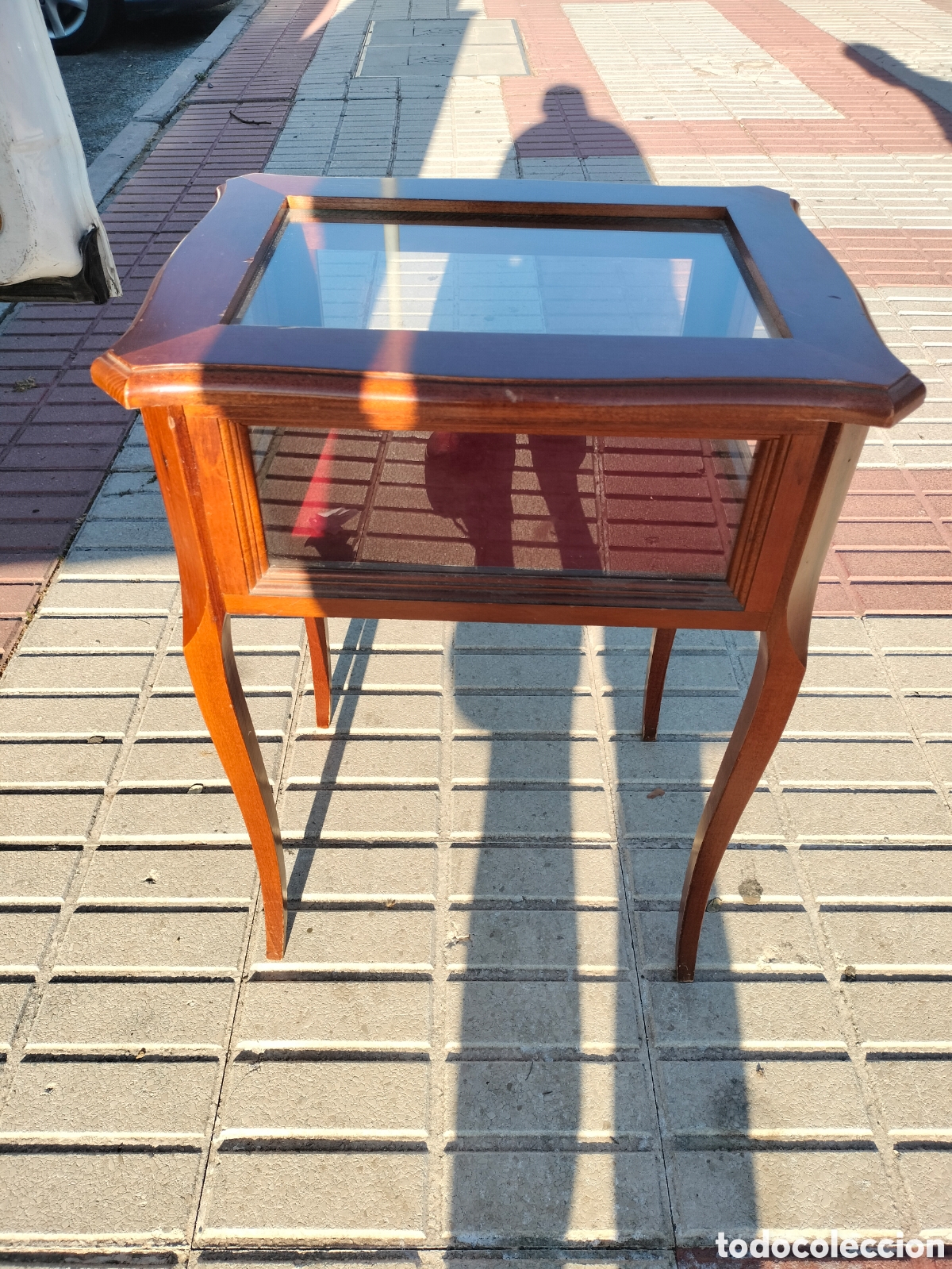 Antig&uuml;edades: mesa vitrina expositora de madera
