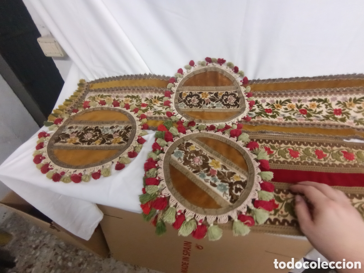 Oggetti Antichi: ANTIGUOS TAPETES DE TERCIOPELO PARA MESA Y REDONDOS PARA FIGURAS O SIMIL.