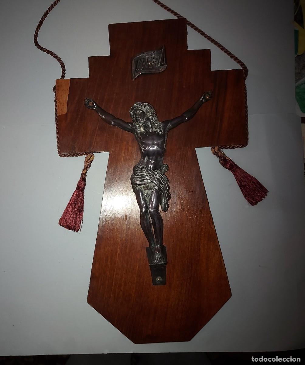 Antig&uuml;edades: CRUCIFIJO DE PARED, CRISTO DE METAL CON CRUZ SOPORTE DE MADERA