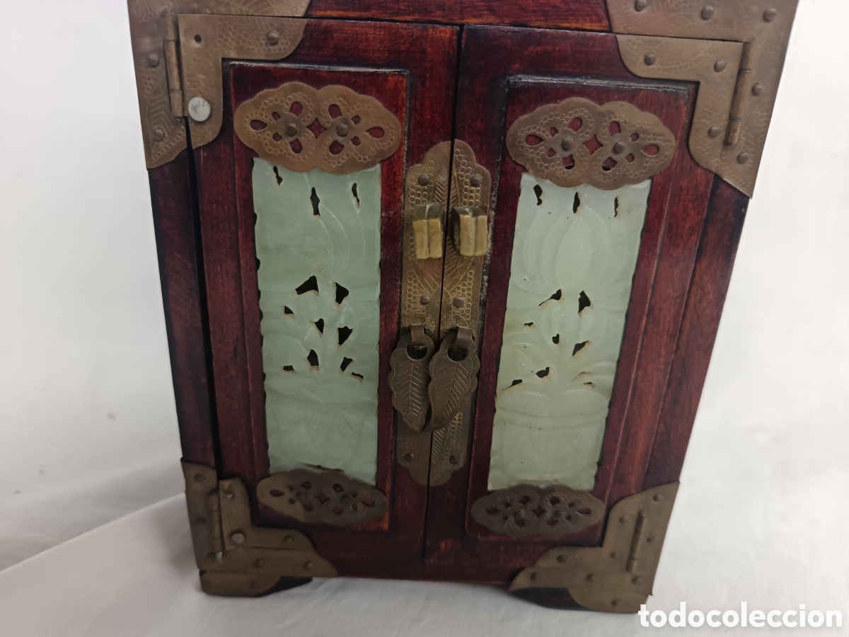 Antig&uuml;edades: CAJA ARMARITO JOYERO, CHINA, MADERA Y DETALLES EN LATON Y SIMIL JADE