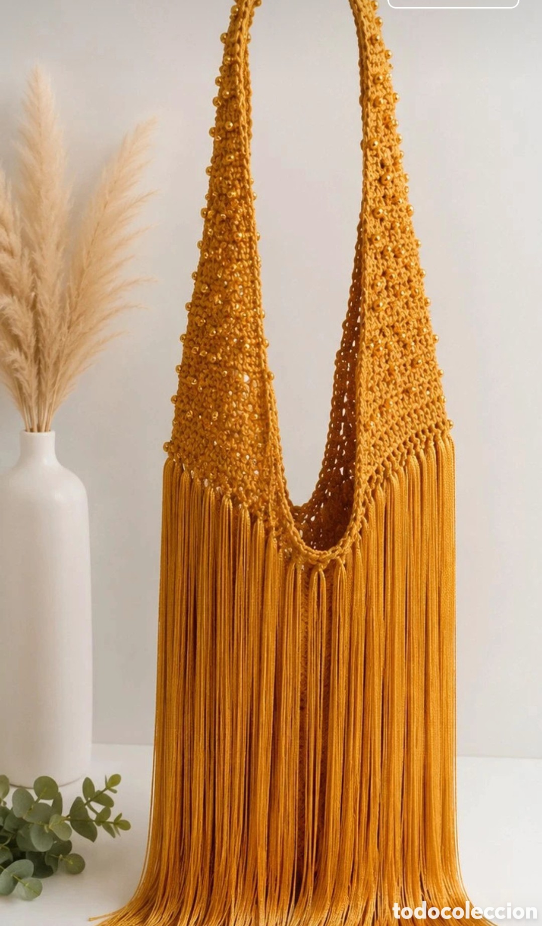 Antig&uuml;edades: Bolso artesanal mostaza crochet con flecos largos y cuentas doradas