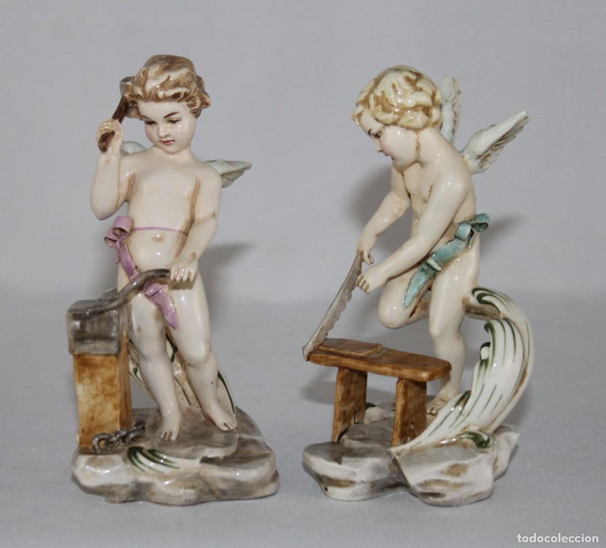 Antig&uuml;edades: Pareja de querubines de porcelana policromada representando oficios. Mediados siglo XX