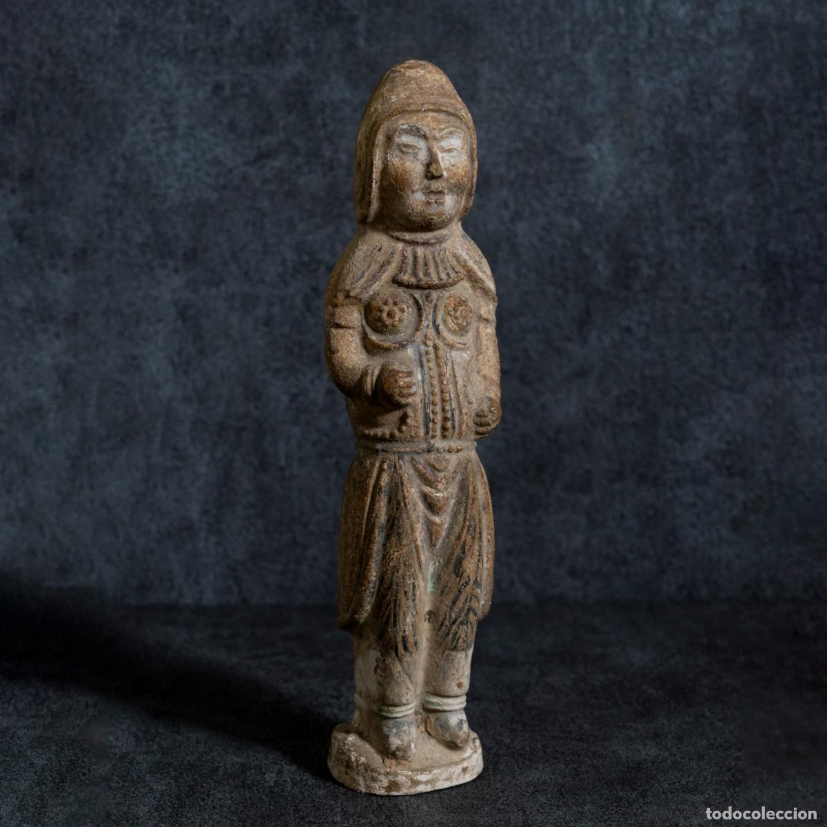 Antig&uuml;edades: Figura de Guerrero Chino con Vidriado Pajizo, Dinast&iacute;a Tang, Siglo VII