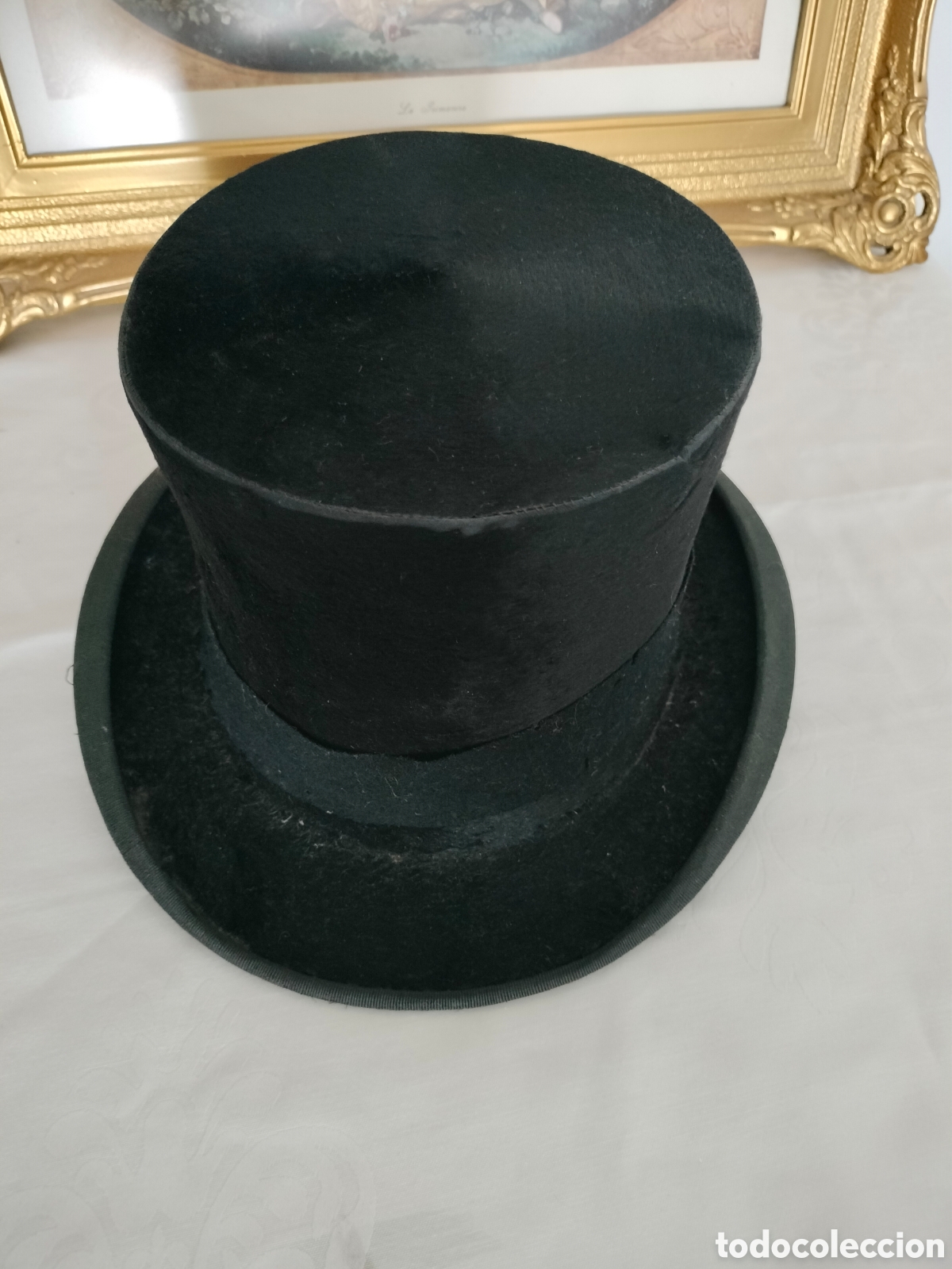 Antig&uuml;edades: chistera antigua (sombrero de copa) o un sombrero de hongo (bomb&iacute;n),