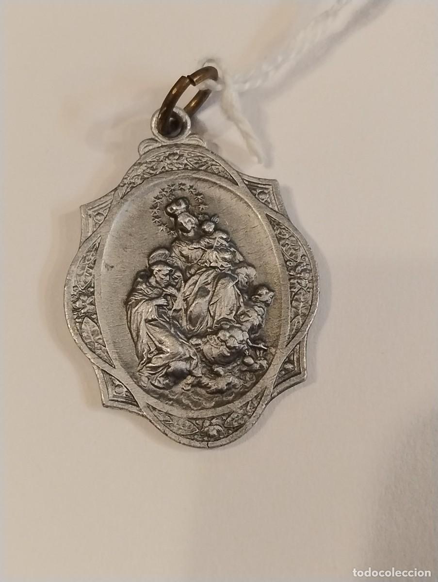 Antig&uuml;edades: Curiosa medalla en relieve de Nuestra Se&ntilde;ora del Rosario. 4 x 3 cm