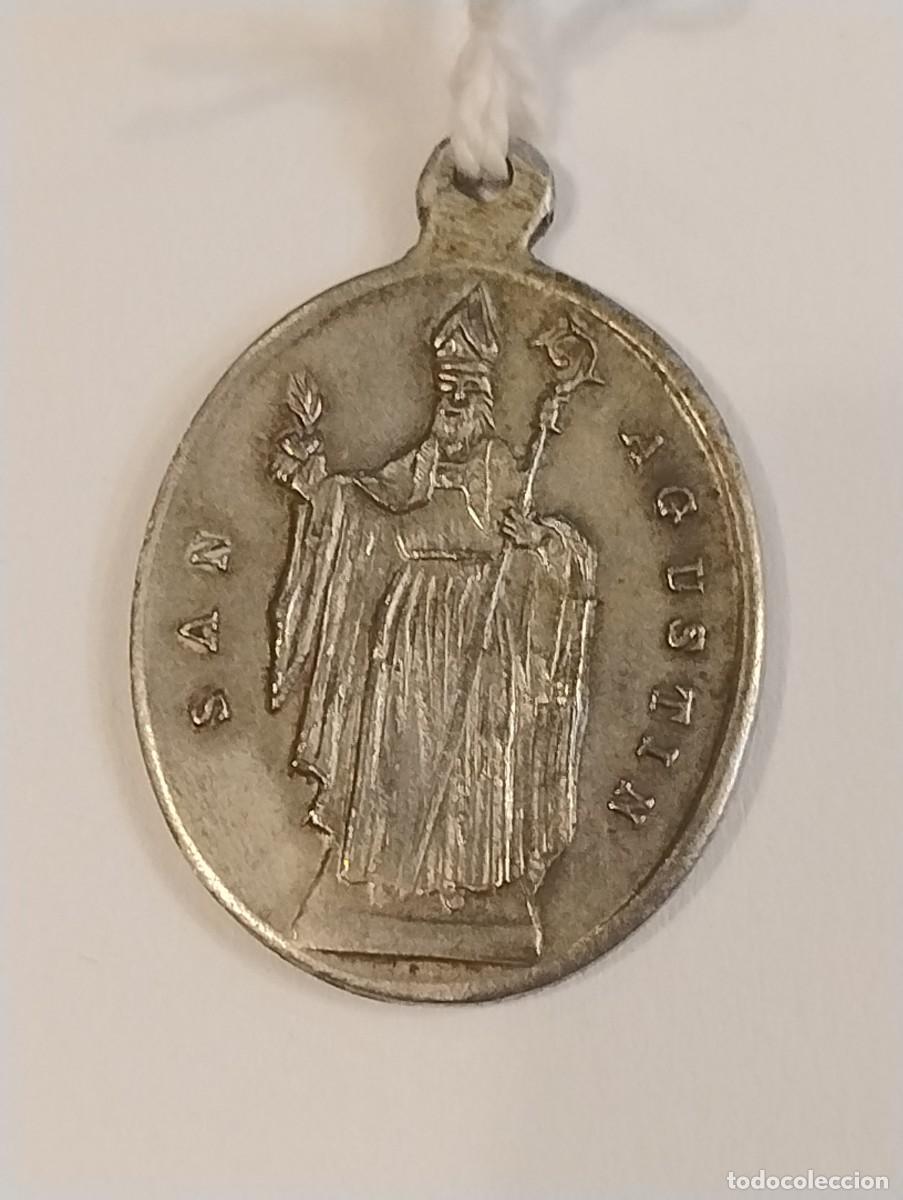 Antig&uuml;edades: Curiosa medalla en relieve de Santa Rita y san Benito. Unos 3 x 2 cm